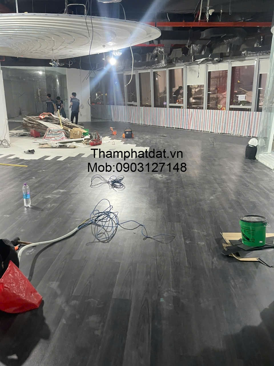 Sàn nhựa vinyl giả vân gỗ màu đen tối 
